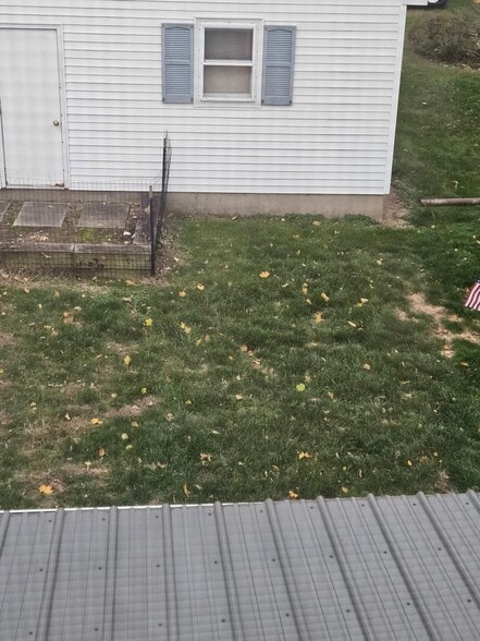 rear yard - 290 E 7th St