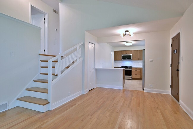 Building Photo - 6750 N Kostner Ave