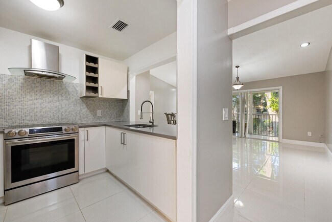 Building Photo - 811 SE 4th Ave