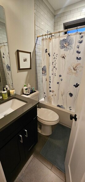 Building Photo - 2211 W Eastwood Ave