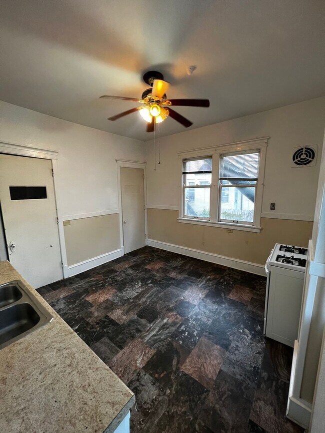 Building Photo - 2602 6th Ave