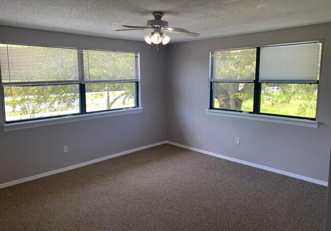 Building Photo - Gem of an apartment right on the coast! Wo...