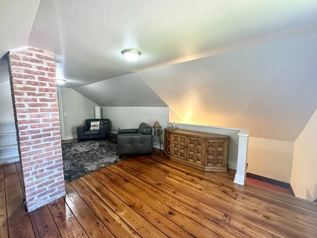 Building Photo - 705 S Holmes St