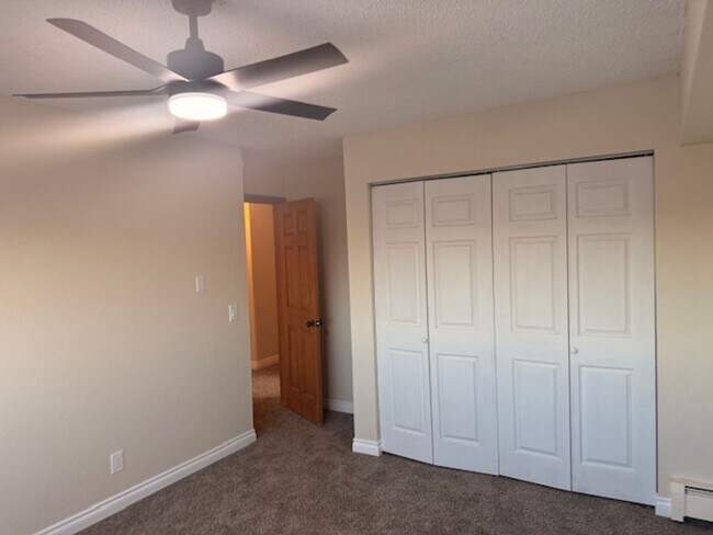 Building Photo - 3 Bedroom Apartment in Jewel Lake w/ Garage and Large Deck!