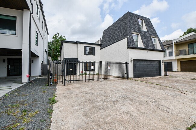Building Photo - 6114 Kirby Dr