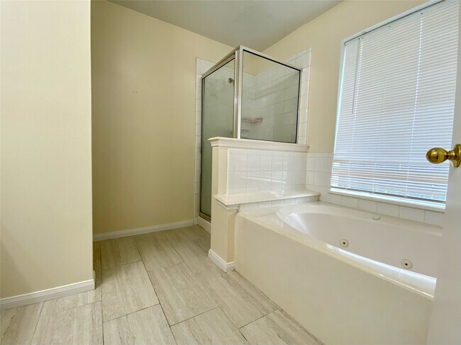 Building Photo - 20334 Linden Tree Dr