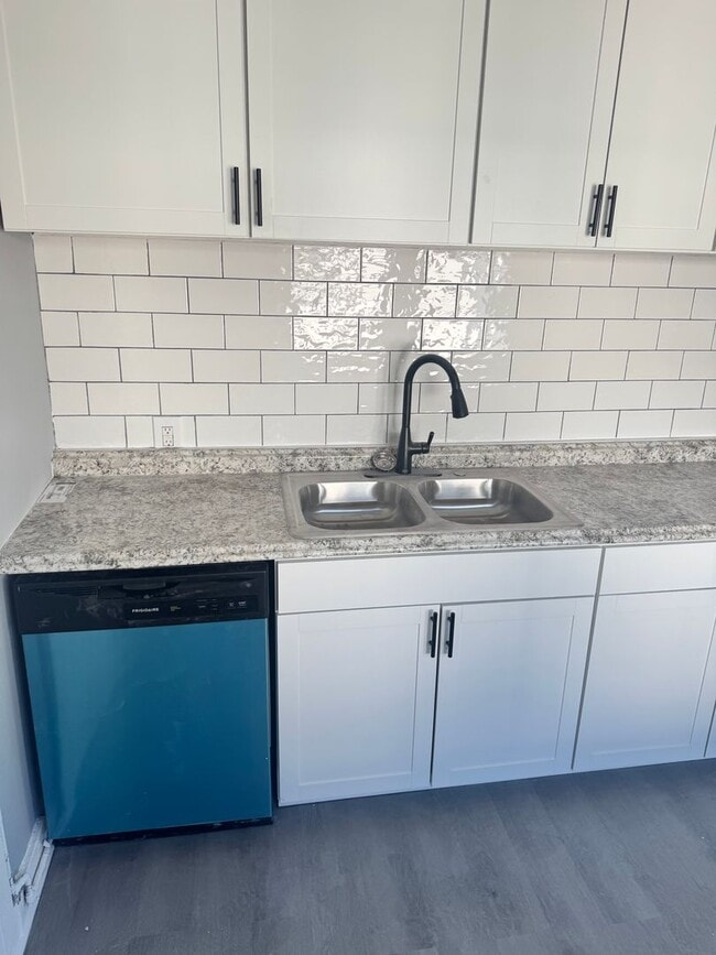 Building Photo - Newly renovated 2bd/1ba Apartments