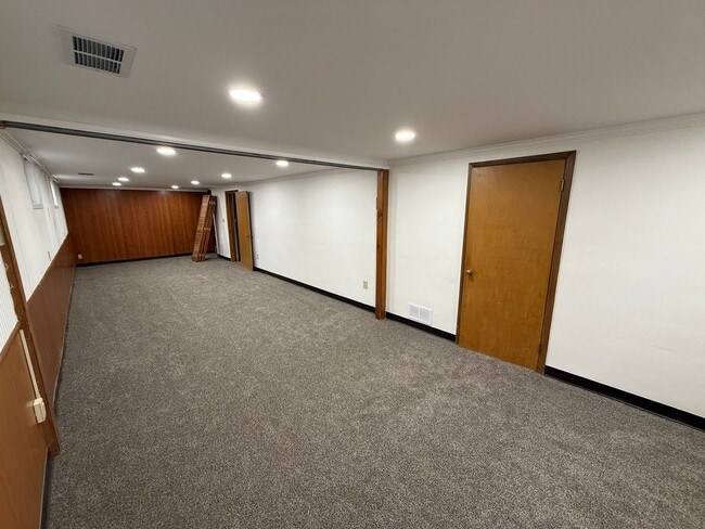 Building Photo - 1400 S Riverdale Rd