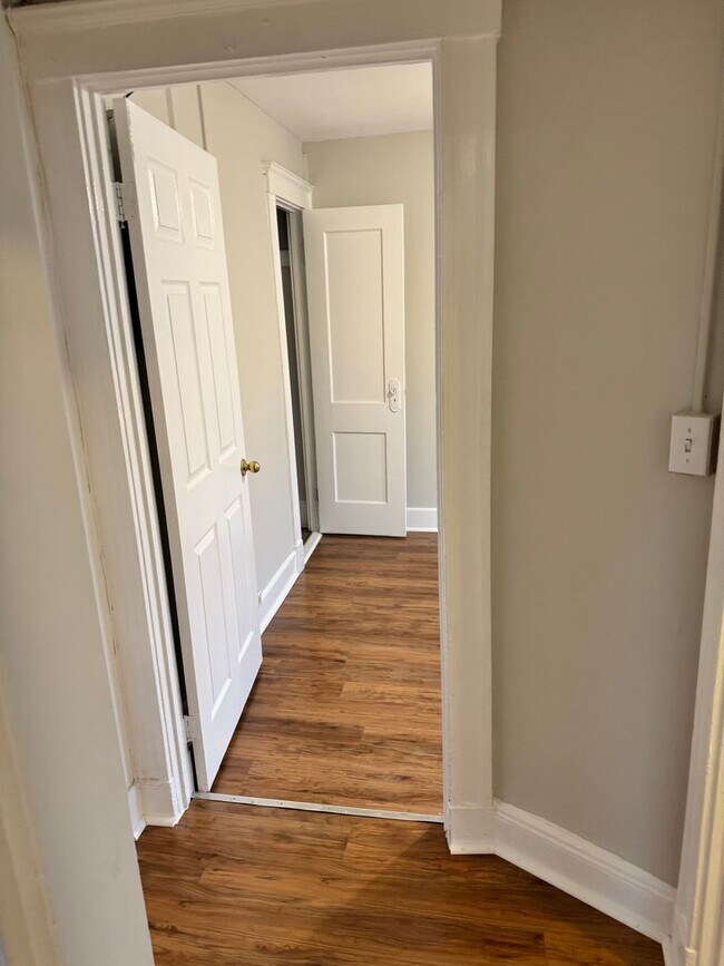 Building Photo - North End 3bed / 1bath available January 2026