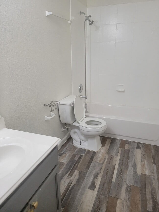 Building Photo - 607 Salma Ct