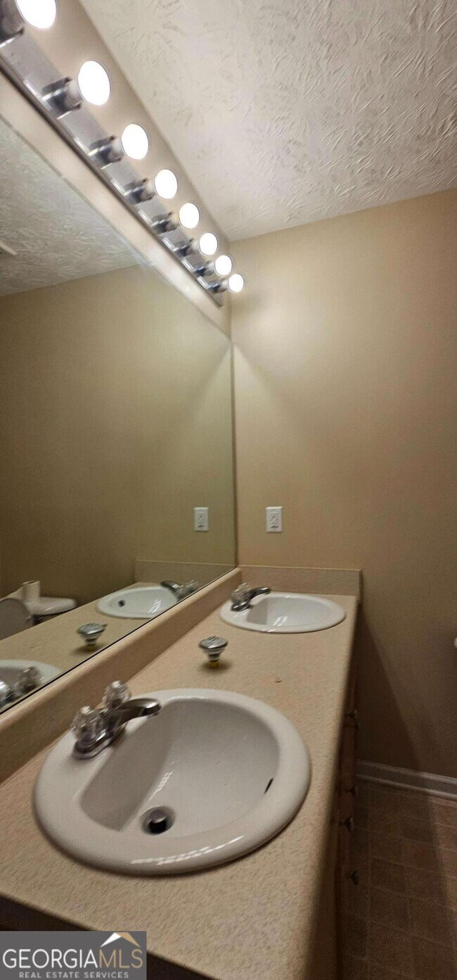 Building Photo - 18 Brookhaven Ct