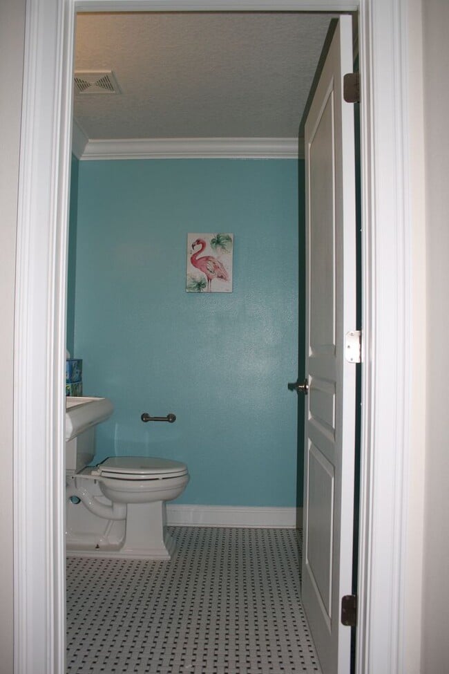Building Photo - Beautiful Townhome on Peaceful Conservatio...
