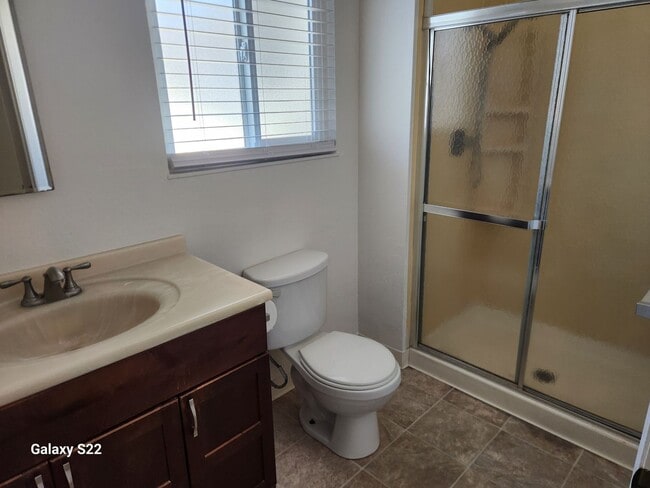 Building Photo - Bright and Cheery 4 bedroom, 2 bathroom ho...
