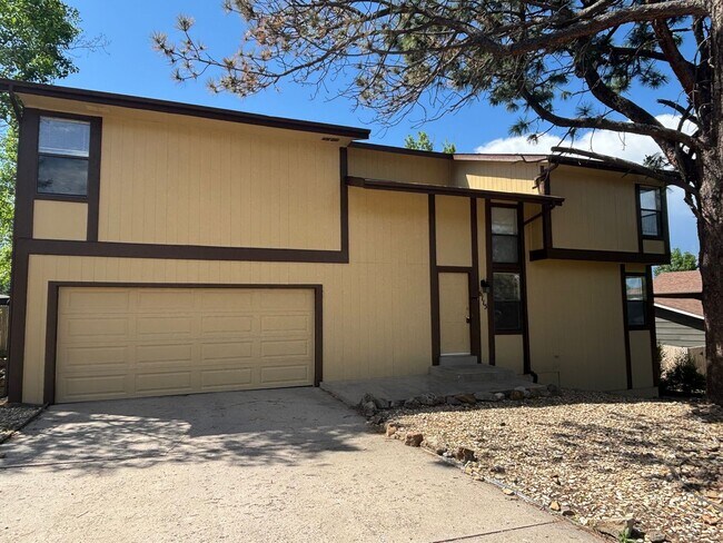 Primary Photo - 4 bed/2.5 bath home with wood fireplace - ...