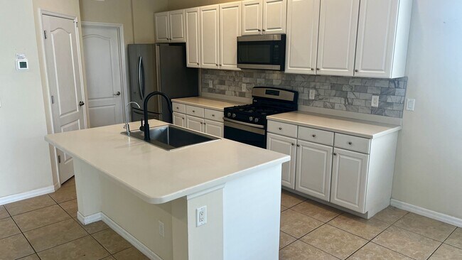 Building Photo - 4726 Claremont Park Dr