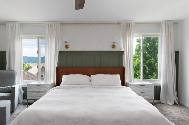 Building Photo - Elegant Mountain-View Retreat in Stone Cro...