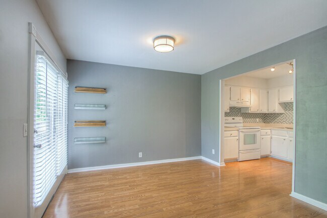 Building Photo - 104 Doral Ct