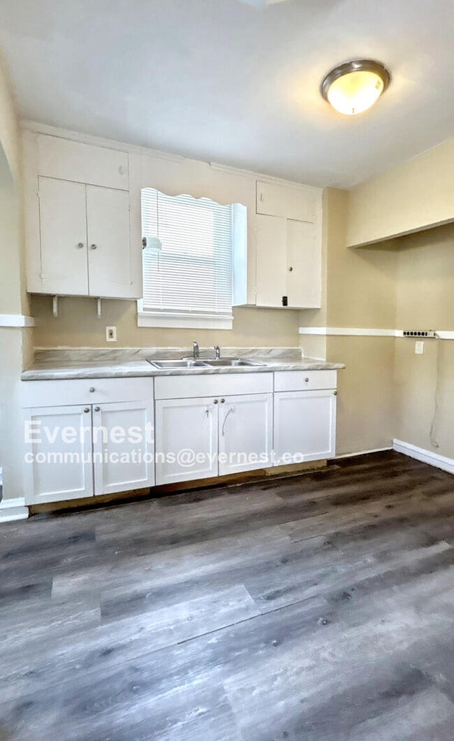 Building Photo - 3 Bed, 1 Bath Home with Great Space / Avai...
