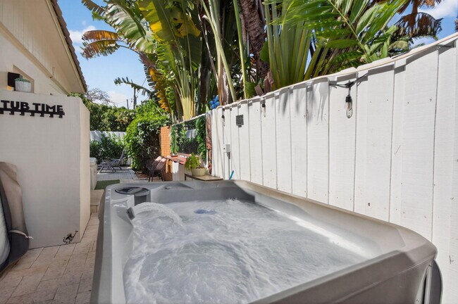 Building Photo - 1501 NE 7th Ave