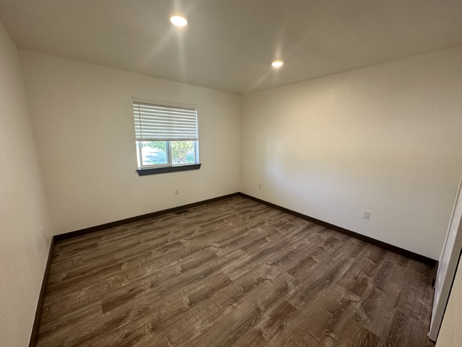 Building Photo - 3 Bed | 2 Bath Twin Bridges Home with Attached Garage