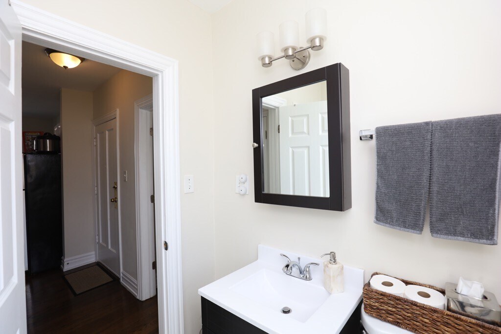 Building Photo - 3823 N Greenview Ave