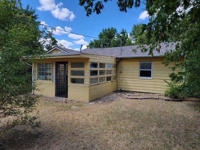 Building Photo - Spacious 3 Bed 1 bath home