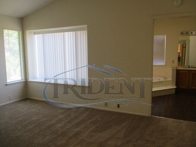 Building Photo - Large 4 bedroom, 3 bath house located on a large lot