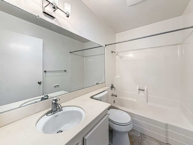Building Photo - Nice 2B/2BA w/ Private Patio, A/C, Washer/...