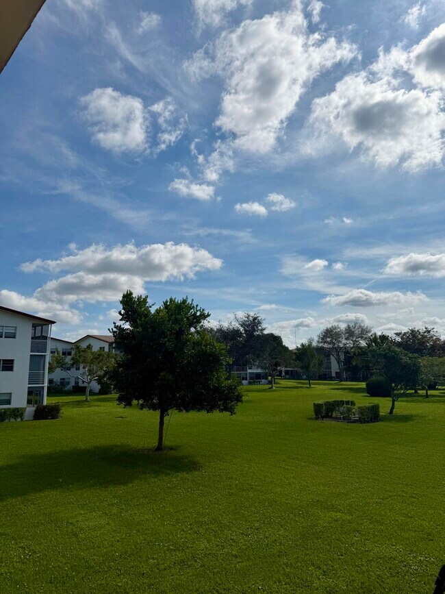 Building Photo - 402 Brighton J