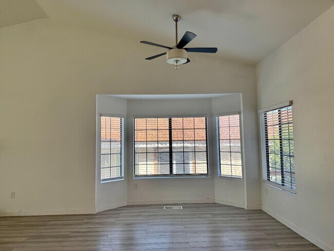 Building Photo - 2503 Levante St