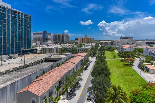 Building Photo - 403 S Sapodilla Ave