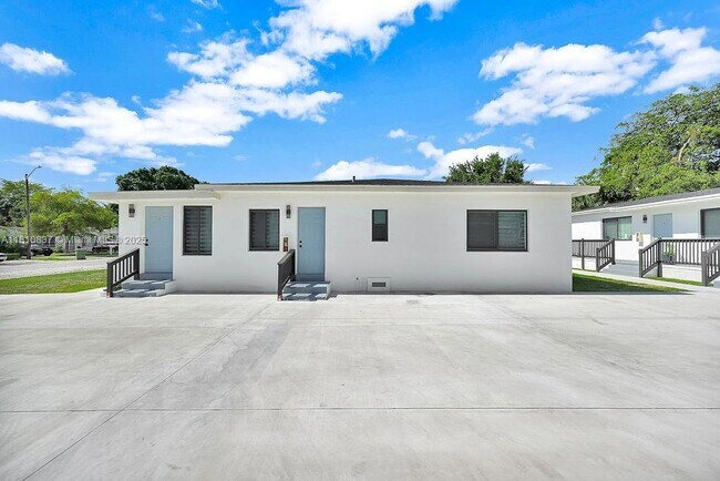 Building Photo - 12400 NE 11th Ct