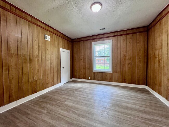 Building Photo - 4118 Columbia Ave
