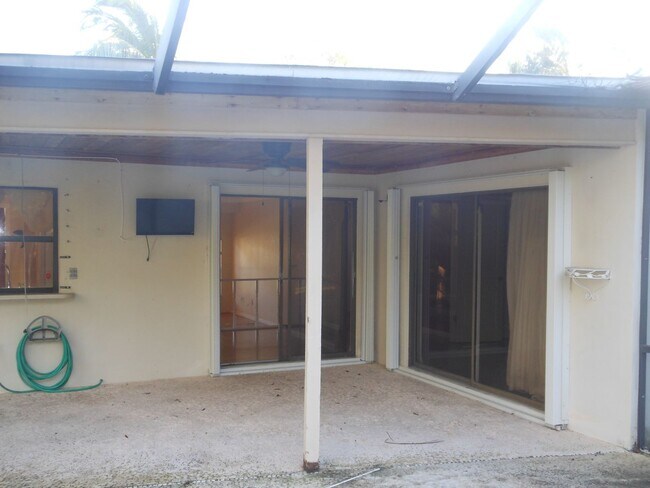 Building Photo - CHARMING 2 BEDROOM POOL HOME IN THE HEART OF JENSEN BEACH