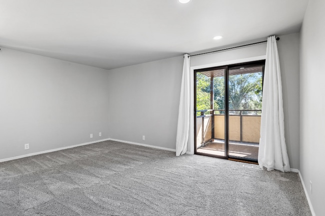 Building Photo - 355 Elm St N