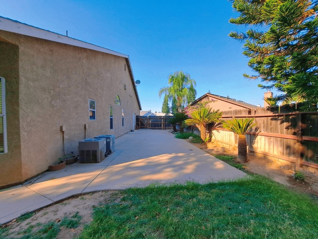Building Photo - Elegant 4 Bedroom Home w/ Upstairs Loft Mo...