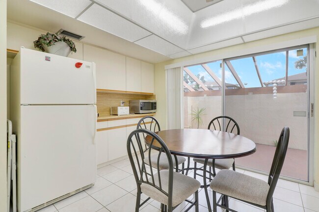 Building Photo - 13759 Date Palm Ct