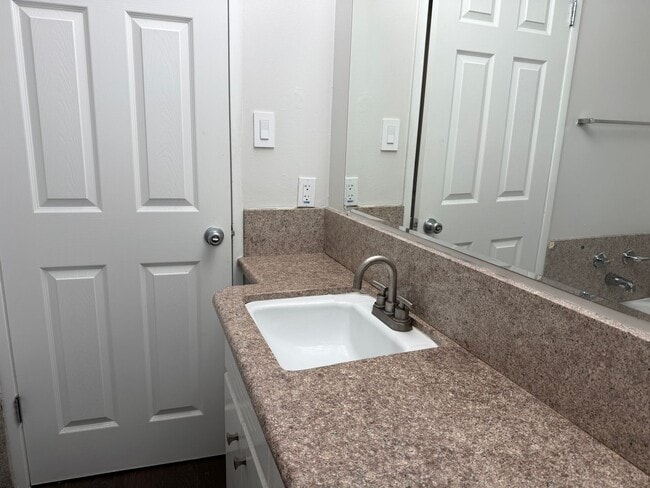 Building Photo - Adorable 3 bedroom 1.5 bath home garden setting