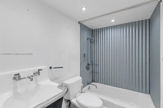 Building Photo - 100 Ocean Ln Dr