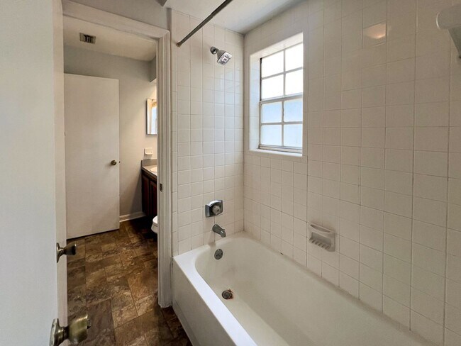 Building Photo - Pet Friendly Spacious 2-Bedroom End Unit i...