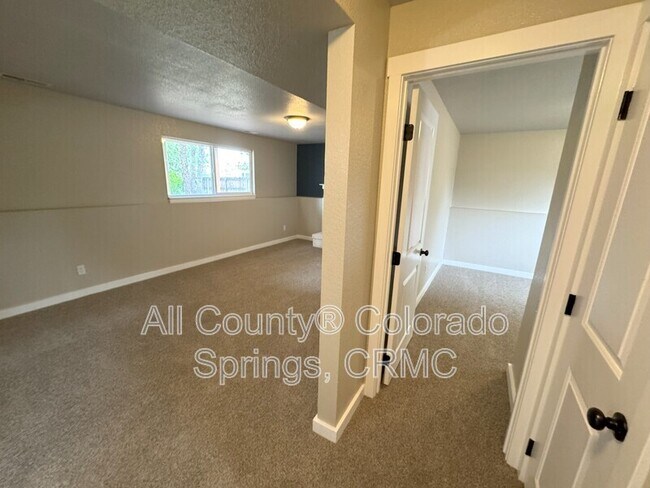 Building Photo - 1480 Hiawatha Dr