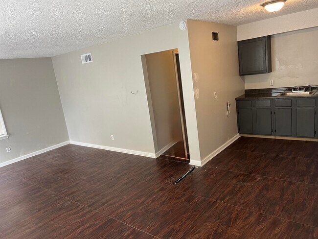 Building Photo - 318 Red Oak St