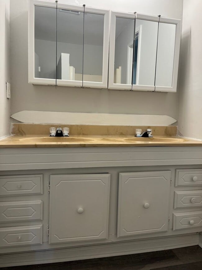 Building Photo - Updated 6bd/3ba w/ Large Backyard in Forest Park!