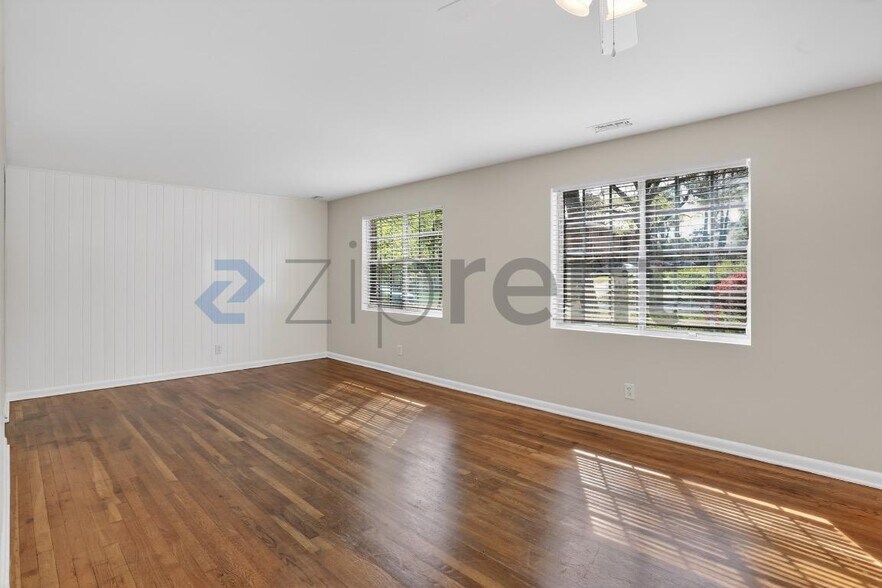 Building Photo - Unit B