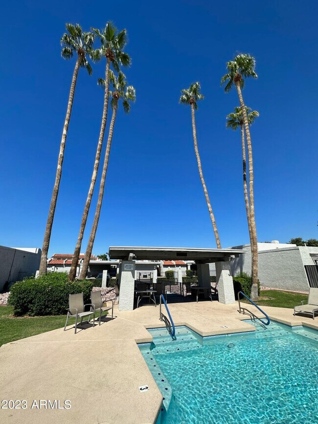 Building Photo - 821 E Orange Dr