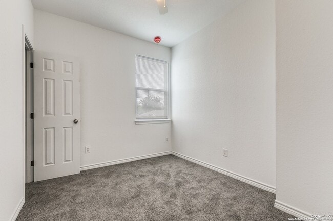 Building Photo - 1835 W Poplar St