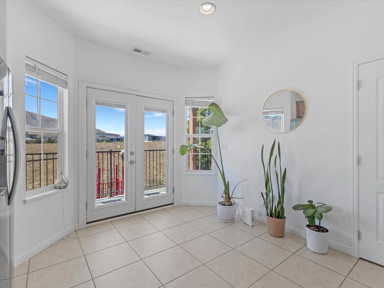 Building Photo - 114 E Bella Monte Dr