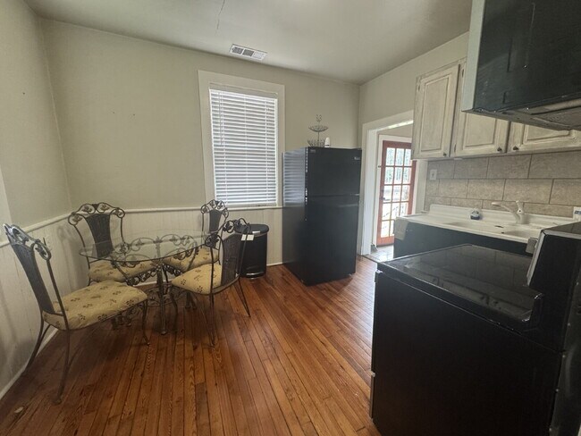 Building Photo - Charming 1 Bedroom Apartment in Chicopee V...