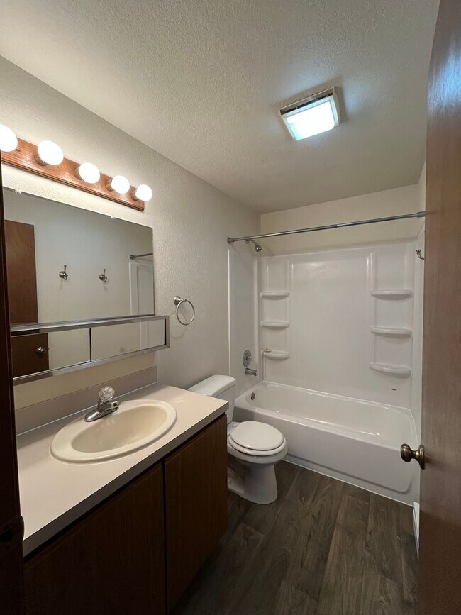 Building Photo - Great Two Bedroom in Roosevelt Neighborhood