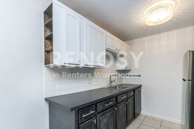 Building Photo - 2 BED 1 BATH CONDO IN WEST PLAZA